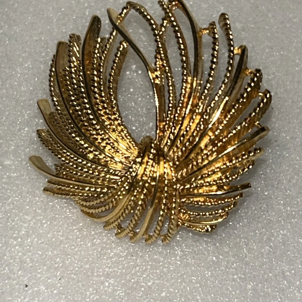 Vintage Monet Mirador
Brooch Gold Tone Starburst size 2" X 2" - Picture 16 of 17